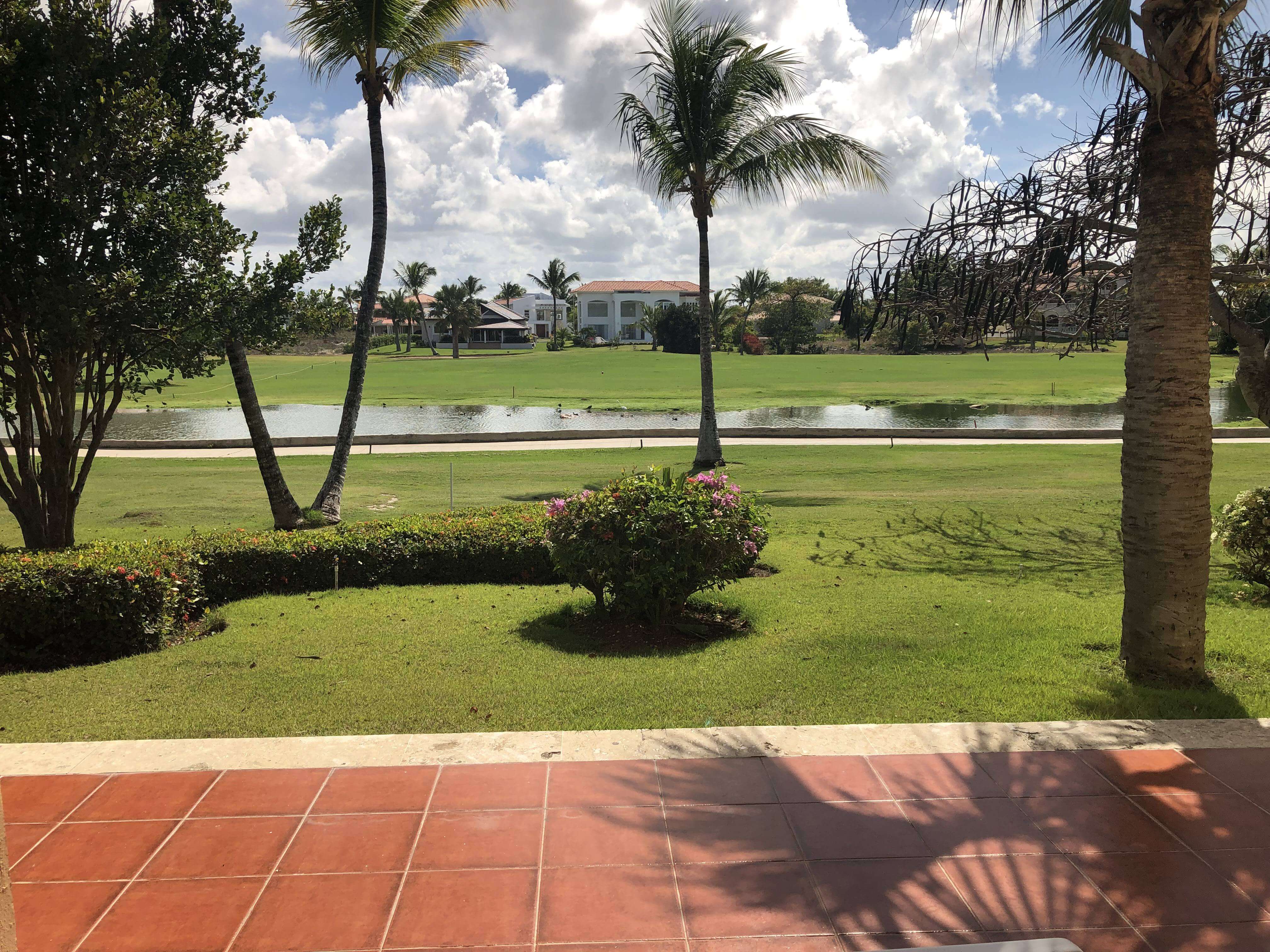 Rentado! Apartamentos  1-2 Dormitorios, Vista Campo De Golf, A 5 Min. De La Playa, Cocotal. Bávaro, República Dominicana